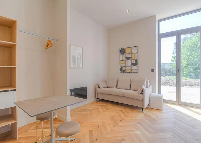 Lumineux Avec Terrasse, A Deux Pas De Lyon