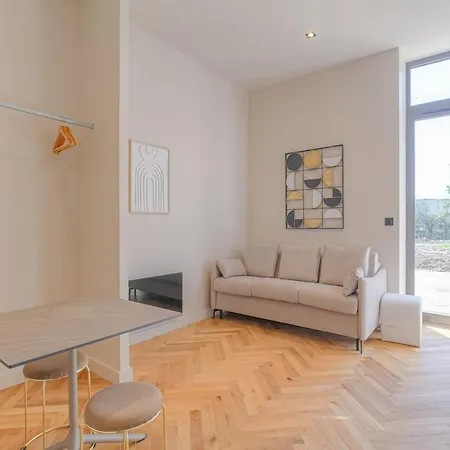 Lumineux Avec Terrasse, A Deux Pas De Lyon